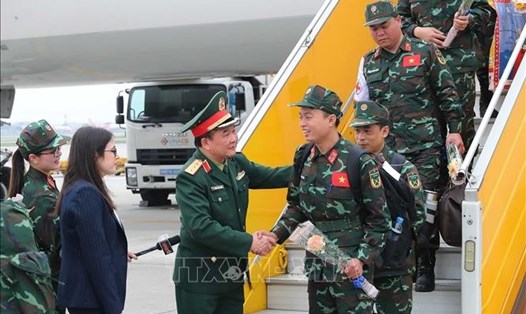 Thượng tướng Hoàng Xuân Chiến, Thứ trưởng Bộ Quốc phòng tặng hoa, đón các thành viên trong đoàn. Ảnh: TTXVN
