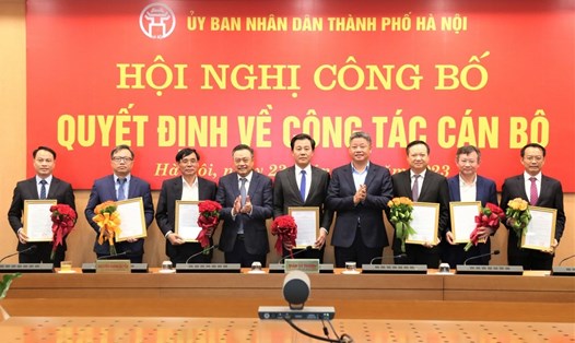 Chủ tịch UBND thành phố Trần Sỹ Thanh và Phó Chủ tịch UBND thành phố Nguyễn Mạnh Quyền trao các quyết định về công tác cán bộ. Ảnh: Tiến Thành
