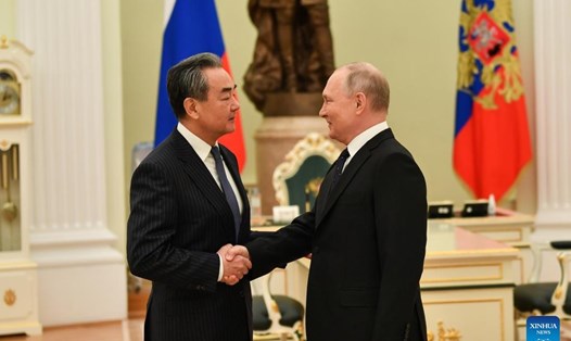 Tổng thống Nga Vladimir Putin (phải) tiếp ông Vương Nghị, Chủ nhiệm Văn phòng Ủy ban Công tác Ngoại sự Trung ương Đảng Cộng sản Trung Quốc, ngày 22.2.2023 tại Mátxcơva, Nga. Ảnh: Xinhua