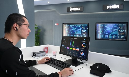 Người lao động ở Phúc Kiến, Trung Quốc kiểm tra dữ liệu trên nền tảng kỹ thuật số. Ảnh: Xinhua