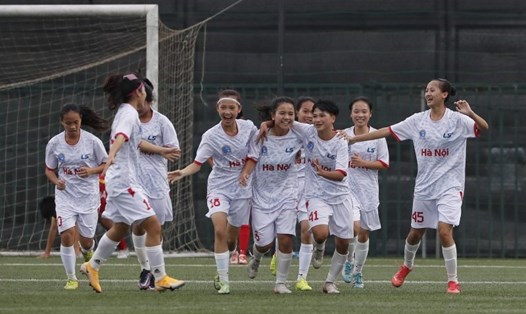 U16 Hà Nội (trắng) giữ vững ngôi đầu bảng sau 3 lượt trận. Ảnh: Minh Hoàng
