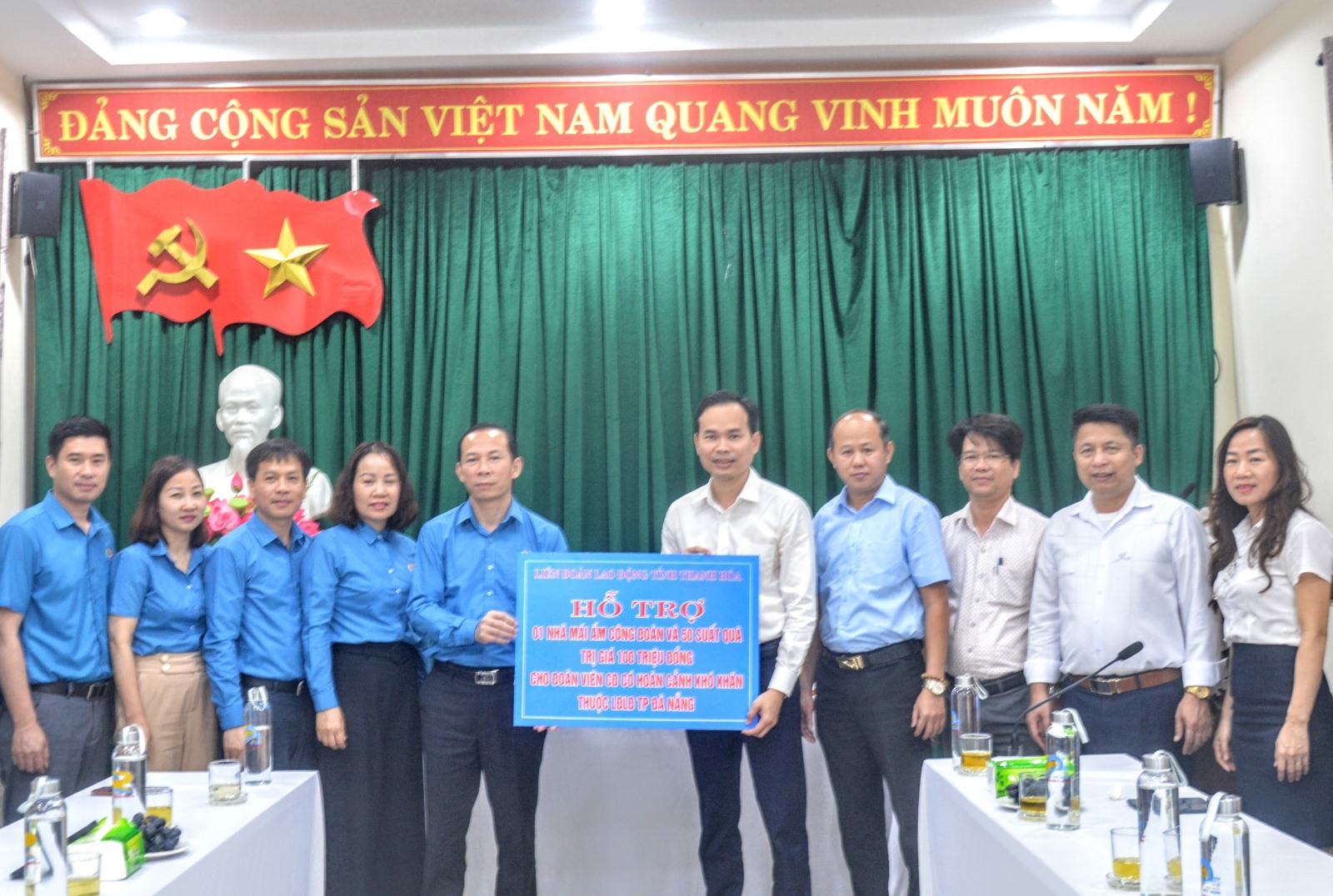 LĐLĐ  tỉnh Thanh Hóa trao hỗ trợ 1 nhà Mái ấm Công đoàn và 50 suất quà với tổng kinh phí 100 triệu đồng cho đoàn viên có hoàn cảnh khó khăn ở Đà Nẵng. Ảnh: Phương Trà