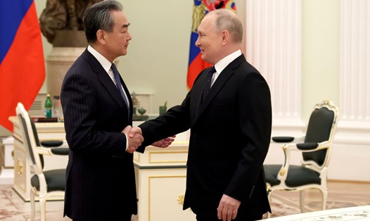 Tổng thống Nga Vladimir Putin tiếp nhà ngoại giao hàng đầu của Trung Quốc Vương Nghị. Ảnh: Điện Kremlin