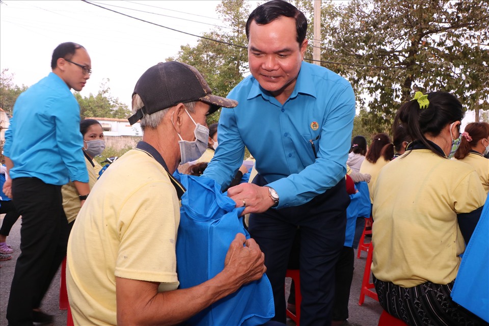 Ông Nguyễn Đình Khang - Uỷ viên Trung ương Đảng, Chủ tịch Tổng LĐLĐVN trao quà Tết tới người lao động. Ảnh: Đình Trọng