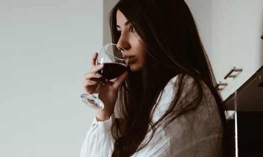 Uống một ly rượu vang mỗi ngày giúp cải thiện sức khoẻ và trí nhớ. Ảnh: Unsplash