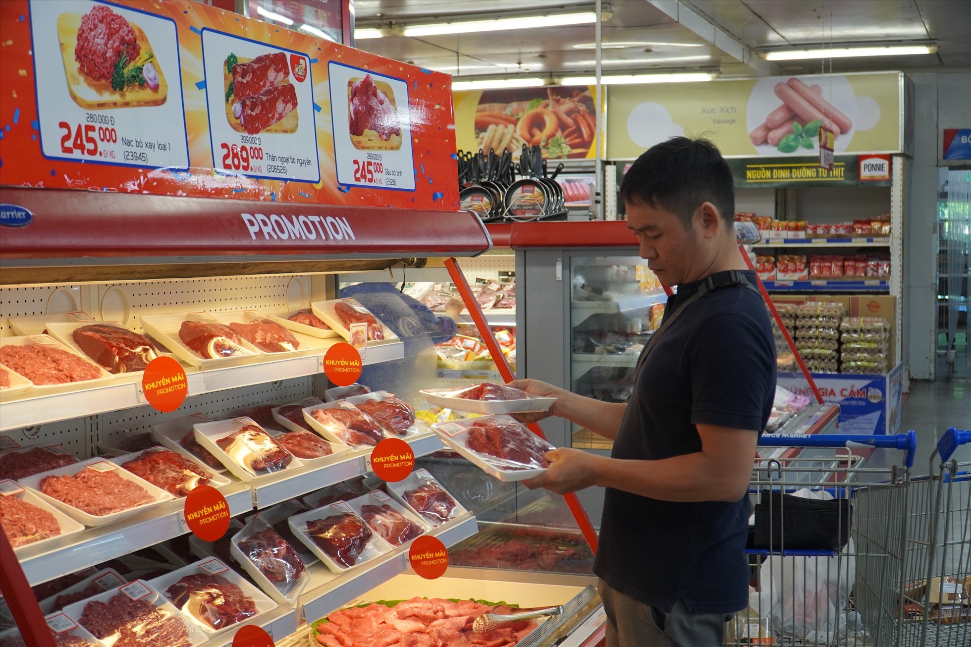 Mặt hàng thịt heo được áp dụng nhiều chương trình khuyến mãi. Ảnh: Hạ Mây
