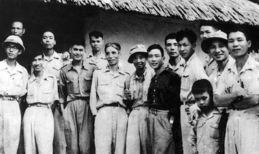 Các văn nghệ sĩ thời kháng chiến chống Pháp tại Thái Nguyên. Ảnh: Tư liệu
