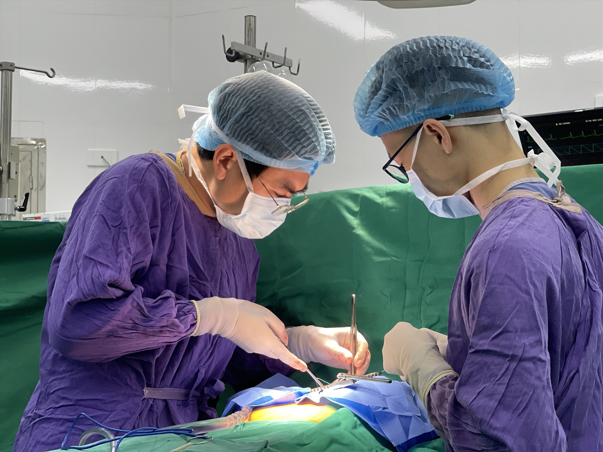 Các chuyên gia thực hiện ca ghép đa tạng tim- thận đầu tiên tại Việt Nam. Ảnh: Bệnh viện cung cấp