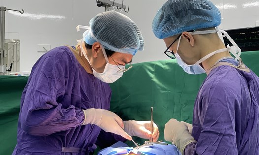 Các chuyên gia thực hiện ca ghép đa tạng tim- thận đầu tiên tại Việt Nam. Ảnh: Bệnh viện cung cấp