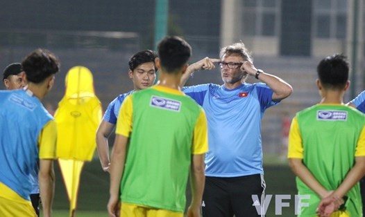 Huấn luyện viên Philippe Troussier  thời điểm dẫn dắt U19 Việt Nam. Ảnh: VFF