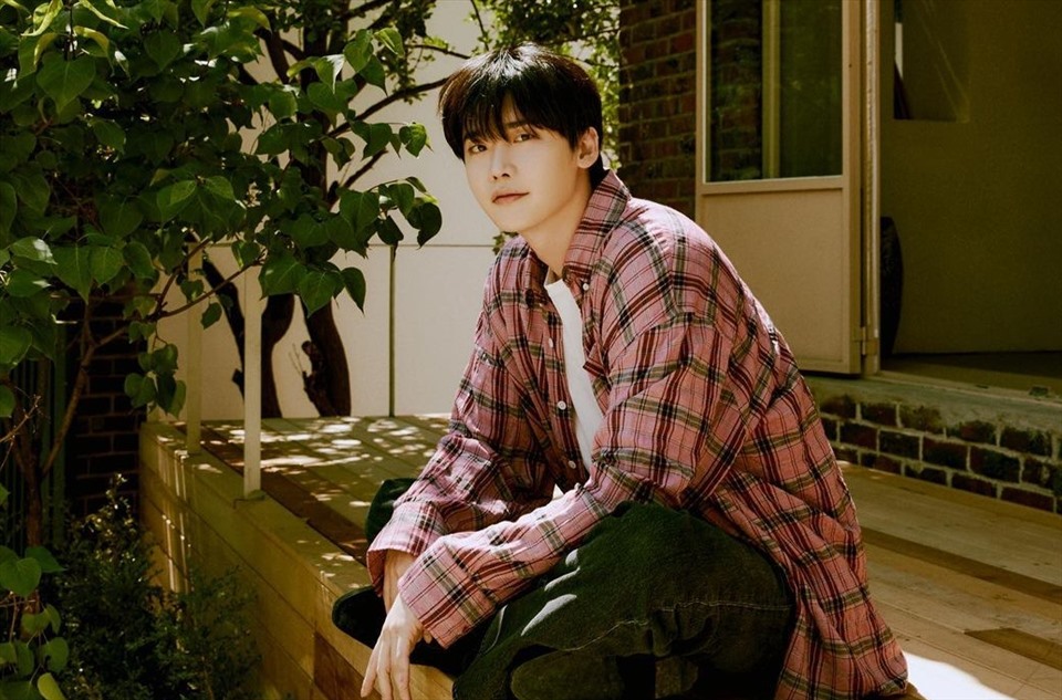 Lee Jong Suk hết lời cảm ơn bạn gái. Ảnh: Instagram Lee Jong Suk.