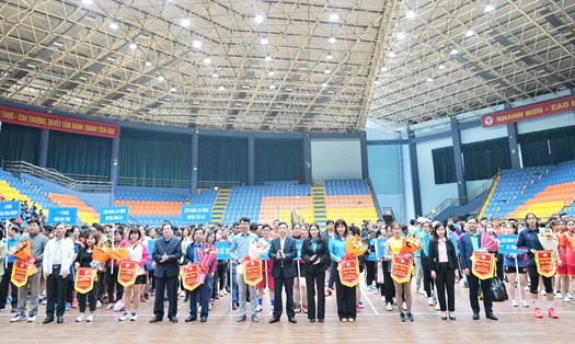 Các đại biểu tặng hoa động viên các đội tham dự. Ảnh: Lâm Nguyễn