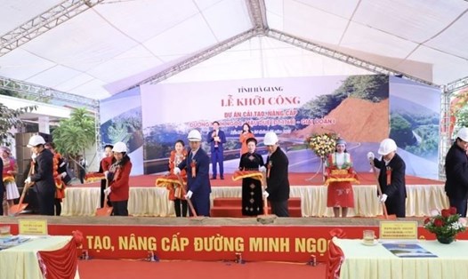 Lễ khởi công, cải tạo, nâng cấp tuyến đường nối 2 huyện vùng cao Hà Giang. Ảnh: Long Anh