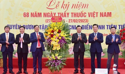 Bí thư Thành ủy Hà Nội Đinh Tiến Dũng tặng lẵng hoa chúc mừng Bệnh viện Phụ sản Trung ương. Ảnh: Thanh Hải