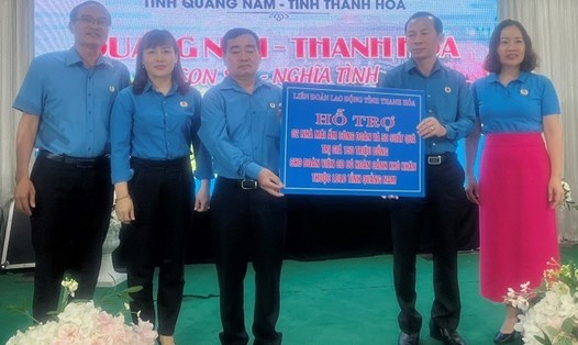 LĐLĐ tỉnh Thanh Hoá tặng 2 nhà Mái ấm Công đoàn và 50 phần quà đến người lao động khó khăn ở Quảng Nam. Ảnh: Phương Nguyên