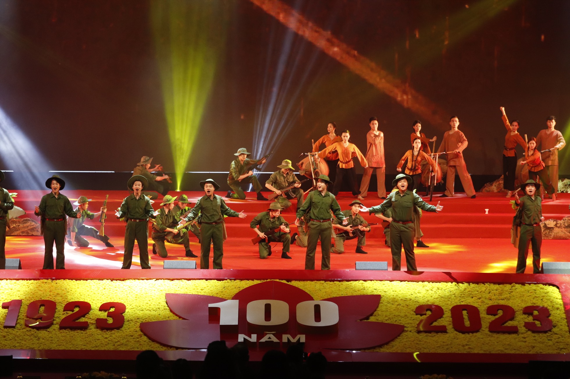 Chương trình văn nghệ gợi nhớ về Trường Sơn một thời máu lửa. Ảnh: Đức Tuấn