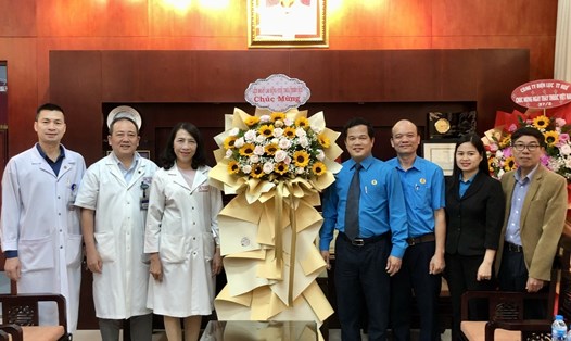 Lãnh đạo LĐLĐ Thừa Thiên - Huế tặng hoa chúc mừng Ngày Thầy thuốc Việt Nam tại Bệnh viện Trung ương Huế. Ảnh: Hoàng Hiền