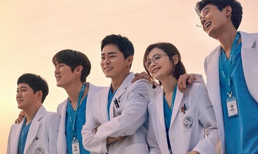 Nhóm bạn thân 5 người cùng làm bác sĩ tại một bệnh viện. Ảnh: tvN
