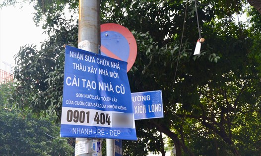 Một quảng cáo được treo trên đường Phan Xích Long, quận Phú Nhuận che cả biển tên đường. Ảnh: Tuệ Nhi