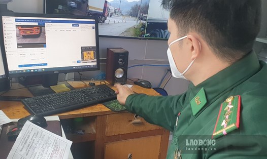 Lực lượng Biên phòng cửa khẩu Tân Thanh sử dụng nền tảng cửa khẩu số trong kiểm soát phương tiện, thông tin xuất nhập khẩu, tháng 1.2023. Ảnh: Trần Tuấn