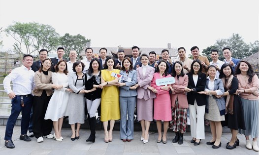 Các thành viên CLB CEO 1983 và một số lãnh đạo doanh nghiệp vừa vừa và nhỏ của Hà Nội. Ảnh Mỹ Linh