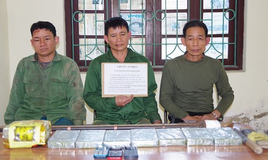 Các đối tượng buôn bán ma túy bị bắt giữ cùng tang vật. (Từ trái qua phải:  Cà Văn Tiến, Cà Văn Tướng, Quàng Văn Dương). Ảnh: Anh Dũng
