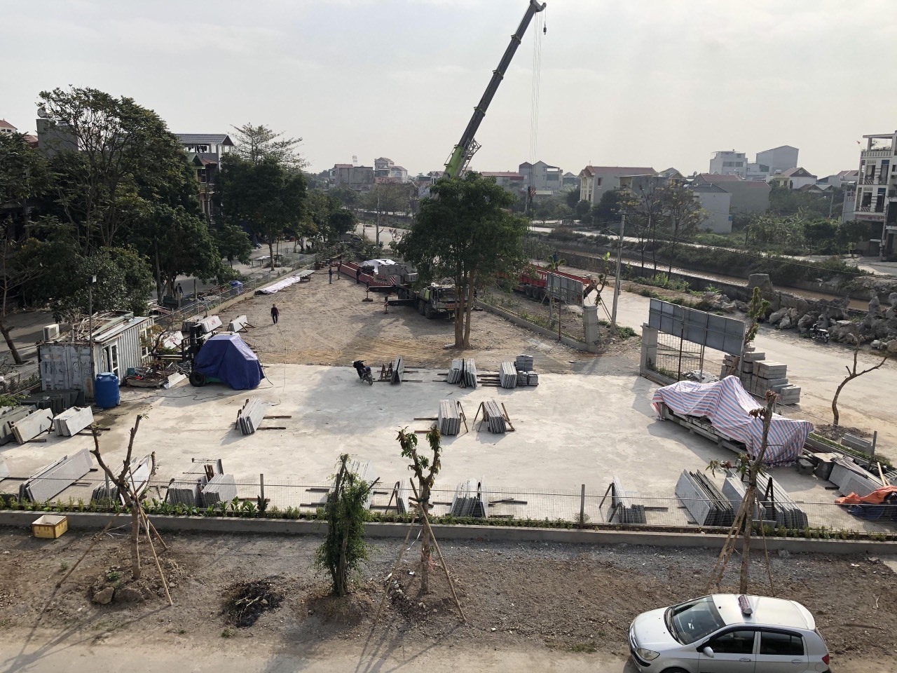 Khu đất rộng 3.000m2 được quy hoạch làm công viên cây xanh, vườn hoa được UBND phường Nam Thành (thành phố Ninh Bình) cho doanh nghiệp thuê làm bãi tập kết đá. Ảnh: Bùi Cường