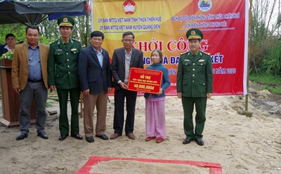 Trao hỗ trợ xây dựng nhà đại đoàn kết cho người dân có hoàn cảnh khó khăn. Ảnh: Võ Tiến