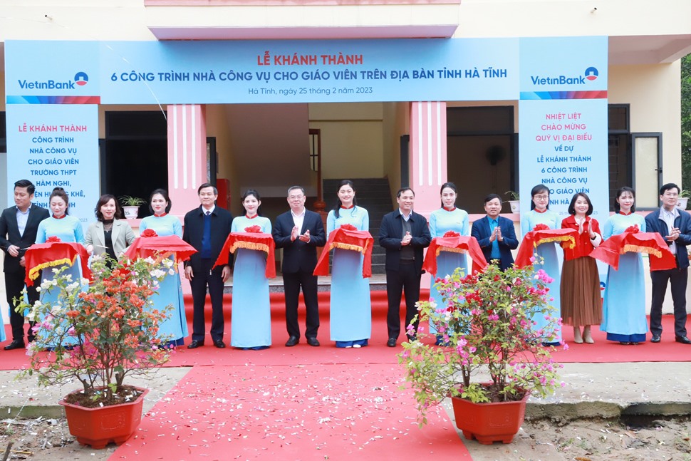 Cắt băng khánh thành nhà công vụ giáo viên ở trường THPT Hàm Nghi. Ảnh: Trần Tuấn