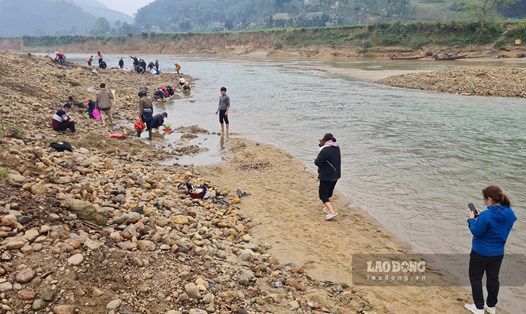 Rất nhiều người dân trên địa bàn huyện Lục Yên và các vùng lân cận đã tìm đến khu vực sông Chảy đoạn qua địa phận xã Minh Chuẩn tìm đá quý. Ảnh: Văn Đức.