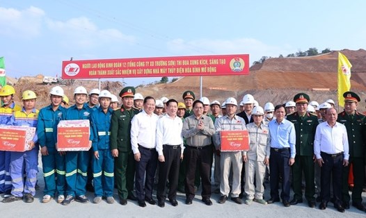 Thủ tướng tặng quà cán bộ, công nhân tại công trường Nhà máy thủy điện Hòa Bình mở rộng. Ảnh: VGP