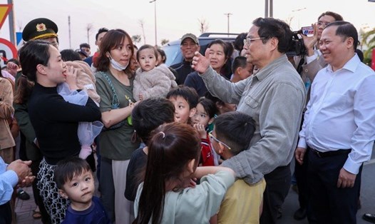 Thủ tướng thăm hỏi người dân tại khu nhà ở xã hội phường Quỳnh Lâm, thành phố Hòa Bình. Ảnh: VGP
