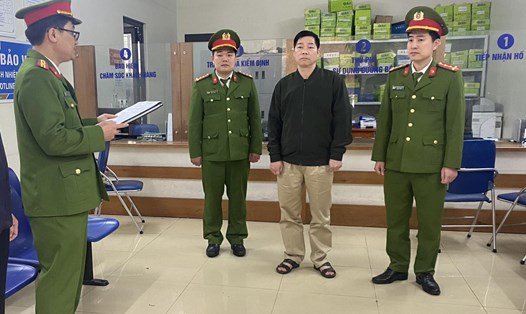 Lực lượng chức năng đọc lệnh bắt tạm giam đối với Phó Giám đốc Công ty CP đăng kiểm Bắc Kạn. Ảnh: CA Tuyên Quang