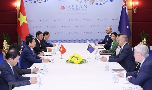 Bên lề Hội nghị Cấp cao ASEAN lần thứ 40, 41 tại Phnom Penh, Campuchia chiều 12.11.2022, Thủ tướng Phạm Minh Chính gặp Thủ tướng Australia Anthony Albanese (phải, giữa). Ảnh: TTXVN