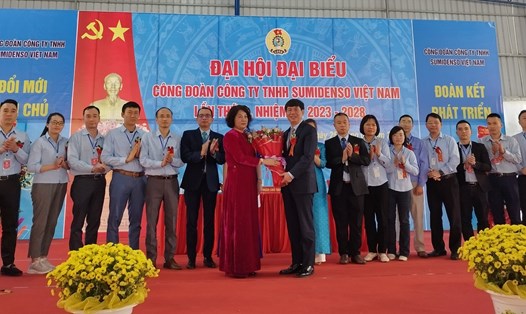 Bà Ngô Thị Thanh Hòa, Chủ tịch LĐLĐ tỉnh Hải Dương tặng hoa chúc mừng Ban chấp hành khóa mới. Ảnh: Diệu Thuý