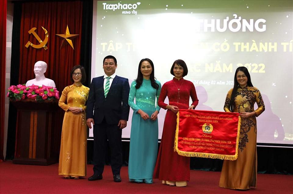 Bà Nguyễn Thị Thanh Tuyết – Chủ tịch LĐLĐ tỉnh Hưng Yên (ngoài cùng bên phải) trao cờ xuất sắc cho Công đoàn Công ty Cổ phần Traphaco. Ảnh: Đào Thu