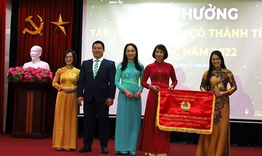 Bà Nguyễn Thị Thanh Tuyết – Chủ tịch LĐLĐ tỉnh Hưng Yên (ngoài cùng bên phải) trao cờ xuất sắc cho Công đoàn Công ty Cổ phần Traphaco. Ảnh: Đào Thu