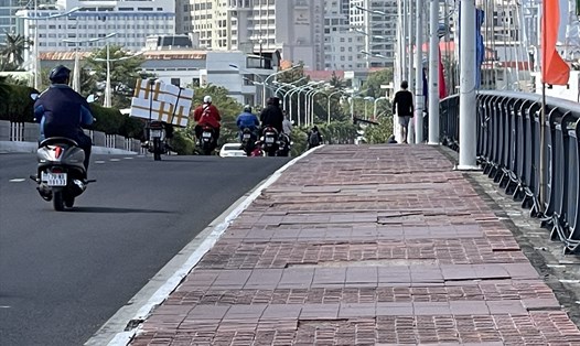 Cầu Trần Phú là bộ mặt của thành phố du lịch nhưng xuống cấp nghiêm trọng. Ảnh: Hữu Long