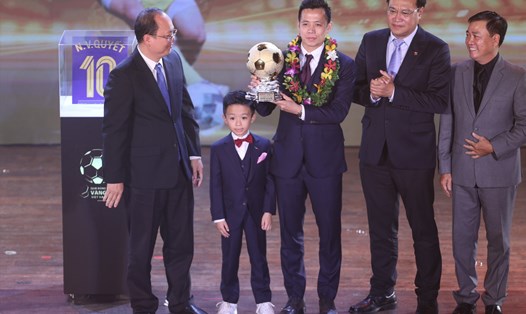 Văn Quyết xứng đáng với danh hiệu Quả bóng vàng Việt Nam 2022, dù sau đó là những tranh cãi không hồi kết. Ảnh: Thanh Vũ