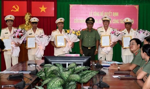 5 Thượng tá Công an nhận quyết định bổ nhiệm giữ các chức vụ tại tỉnh Trà Vinh. Ảnh: Công an tỉnh Trà Vinh