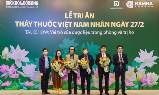 Chúc mừng các thầy thuốc Việt Nam nhân ngày 27.2. Ảnh: Hương Giang