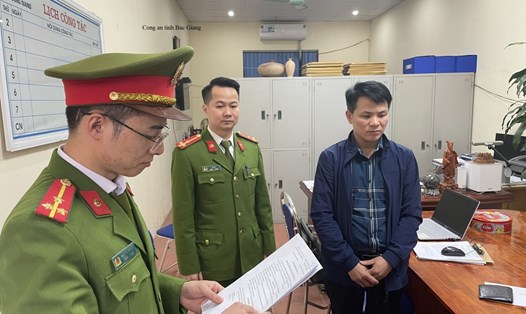 Công an tỉnh Bắc Giang thực hiện các thủ tục tố tụng đối với bị can Hà Ngọc Tú. Ảnh: Công an tỉnh Bắc Giang.