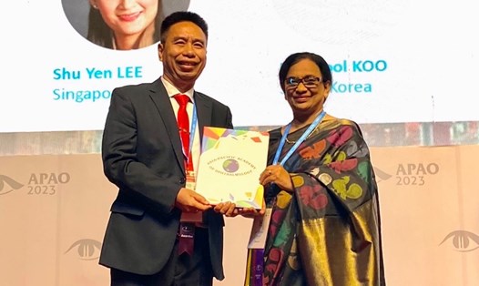Bác sĩ Nguyễn Viết Giáp (trái) nhận giải thưởng cống hiến xuất sắc về phòng chống mù loà Châu Á - Thái Bình dương. Ảnh: Bệnh viện Mắt BR-VT