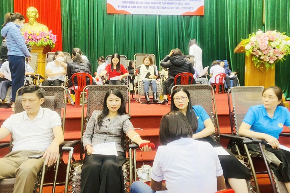 Các tình nguyện viên tham gia hiến máu. Ảnh: Công đoàn.