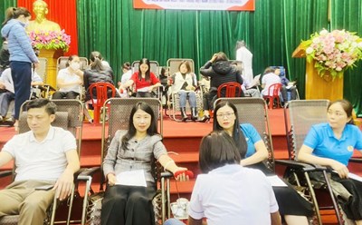 Các tình nguyện viên tham gia hiến máu. Ảnh: Công đoàn.