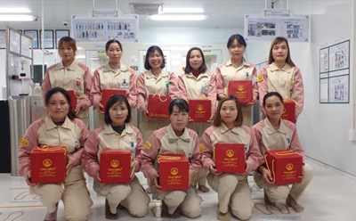 Nữ công nhân nhận quà của doanh nghiệp và Công đoàn nhân dịp Tết nguyên đán. Ảnh: Công đoàn Công ty