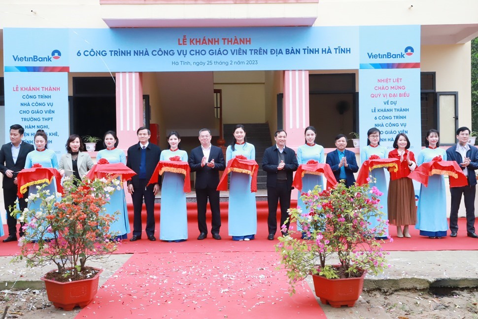 Cắt băng khánh thành nhà công vụ giáo viên ở trường THPT Hàm Nghi. Ảnh: Trần Tuấn