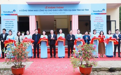 Cắt băng khánh thành nhà công vụ giáo viên ở trường THPT Hàm Nghi. Ảnh: Trần Tuấn