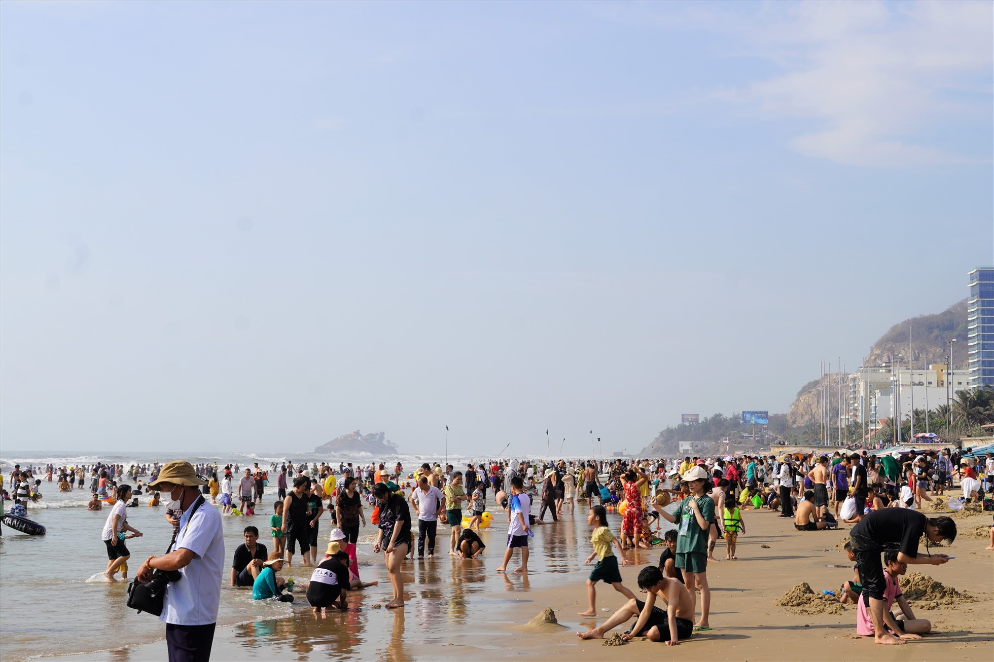 Vũng Tàu bất ngờ đông khách cuối tháng 2. Ảnh: Thành An