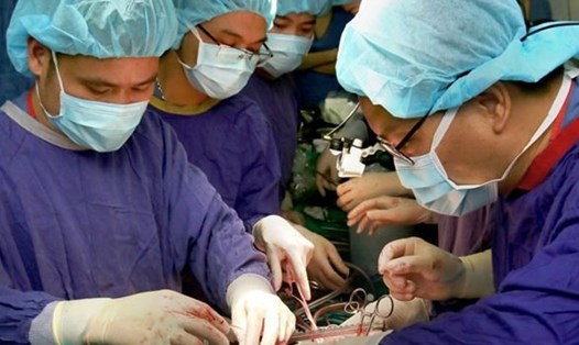 Dao mổ là một phương tiện phẫu thuật không thể thiếu trong hầu hết các loại phẫu thuật nói chung (ảnh một ca phẫu thuật tại Bệnh viện Hữu nghị Việt Đức). Nguồn ảnh: Bệnh viện Việt Đức cung cấp